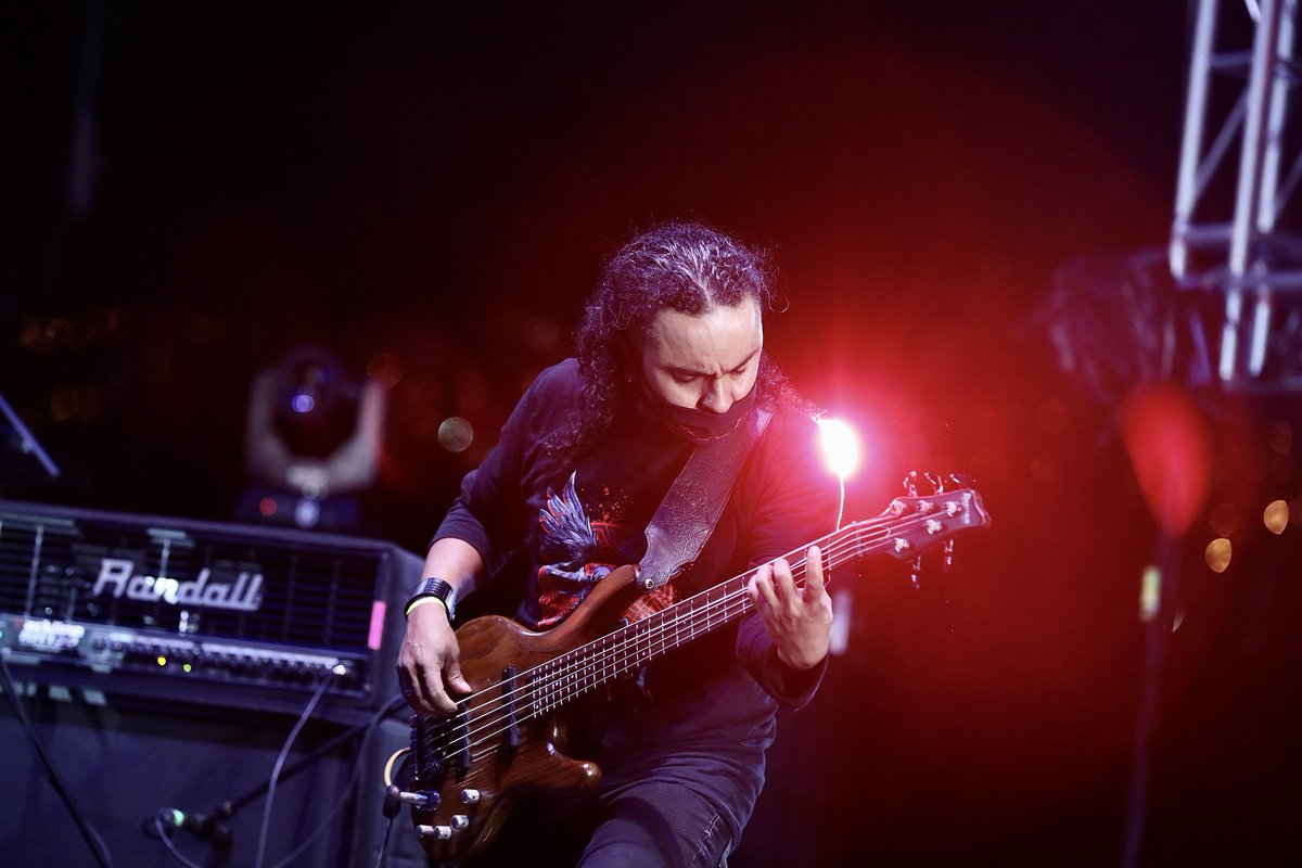 RavenDarkBand's tweet photo. Recordando las notas, contundencia y presencia en el escenario de nuestro bajista Kooper Castrillón Molina, aquel 31 de Agosto en el @Altavozfest 2020. Gracias a todos los que apoyaron el evento!

Photo 📸: Juan Cuadros - Alcaldía de Medellín.
Backing video 🎥: Nervio Audiovisual https://t.co/we0tKGN2o7