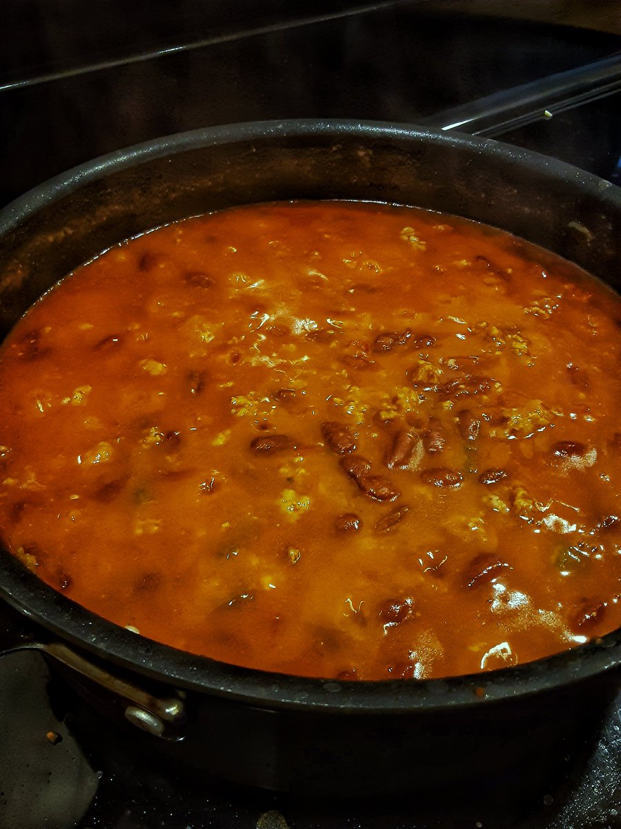 vickyzerolo's tweet photo. Ground turkey chili with  tomatoes and kidney beans seasoned with paprika, oregano, cayenne pepper, cumin, salt, and pepper. Almost ready, just need to reduce heat to low, cover and simmer 30 minutes. https://t.co/HN80Y86PW2