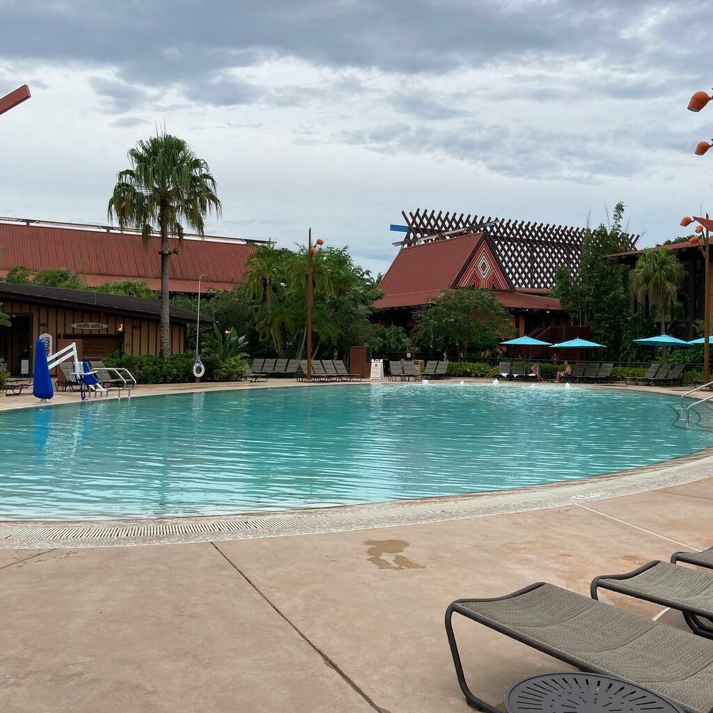 INTERCOT's tweet photo. A day of contrasts.  Rain chased us out of Epcot so we came over to the Poly.  Guess all those folks at Epcot are locals.  Very quiet at the hotel. #intercot #polynesianresort jmp https://t.co/P5J8pYmvUM https://t.co/DAt79UrKPt