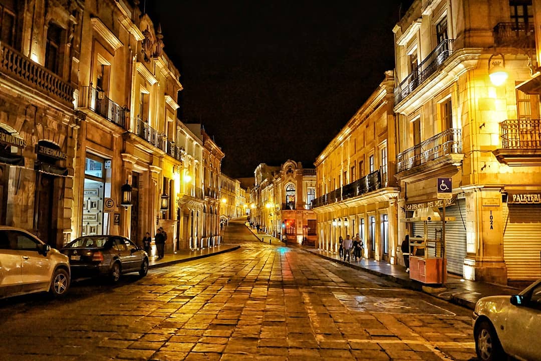 webcamsdemexico's tweet photo. ✨“La ciudad de la plata, se convierte en la ciudad de oro por las noches”✨  Una iluminación fuera de serie te espera en #ZacatecasDeslumbrante para #CuandoTodosEstemosListos.  😍😍

📷 IG: @jacq_zesati_studio 
Vía: @ZacatecasTravel.
https://t.co/quPeVIn8VO