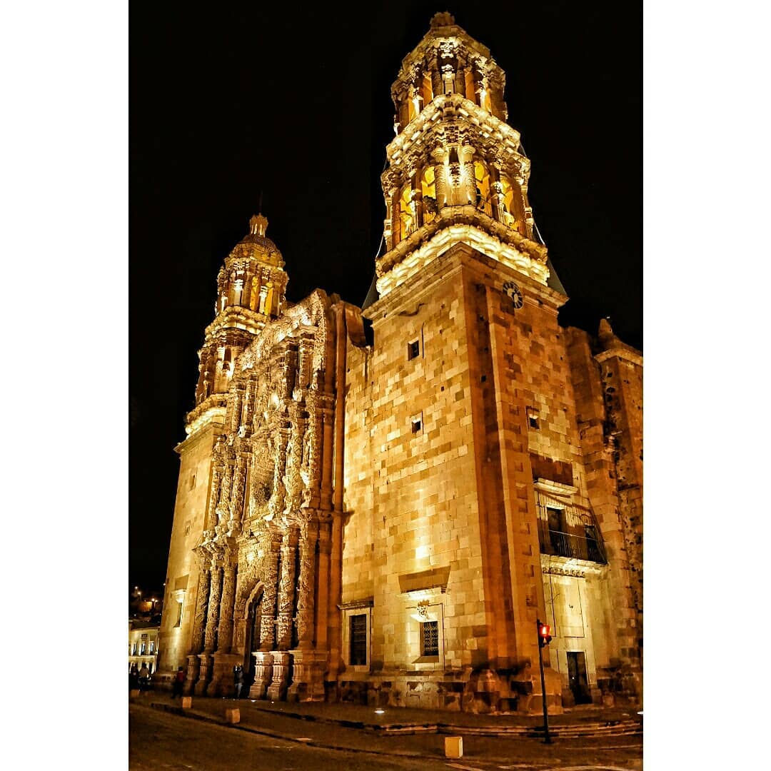 webcamsdemexico's tweet photo. ✨“La ciudad de la plata, se convierte en la ciudad de oro por las noches”✨  Una iluminación fuera de serie te espera en #ZacatecasDeslumbrante para #CuandoTodosEstemosListos.  😍😍

📷 IG: @jacq_zesati_studio 
Vía: @ZacatecasTravel.
https://t.co/quPeVIn8VO