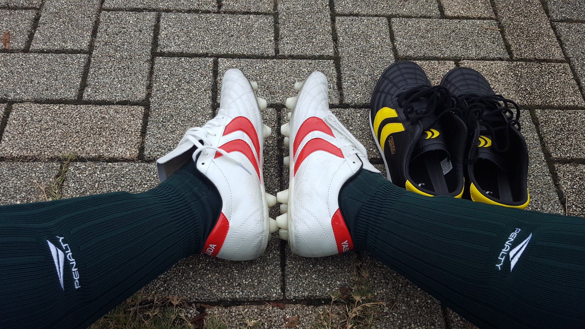 Haluwacatamtam 昨日の県シニアo 50サッカーリーグ 御披露目のヤスダスパイクは チーム連勝に貢献 守備で 履き心地もよくていい相棒になってくれそう ひと月半もリーグ戦がないからしばらく黒いターフシューズの出番 Yasuda 安田靴店