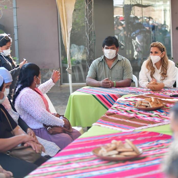 JeanineAnez's tweet photo. Hoy tuve el gusto de compartir un hermoso desayuno con pequeños productores lecheros en la Maica. Me contaron sus dificultades e hicimos un recorrido donde conocí a sus animalitos. Les agradezco por el recibimiento y por su aporte a la economía de la región. https://t.co/IpdywHY01Y