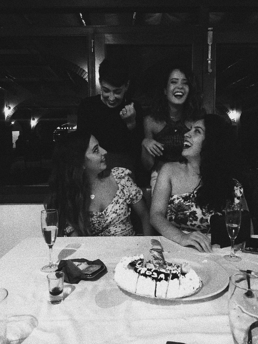 rosajiimenez's tweet photo. No estábamos posando. Estábamos intentando echarnos fotos bonitas hasta que nos dió la risa y salió esta preciosa foto.
Las quiero tanto✨ https://t.co/fzTrrf5dFj