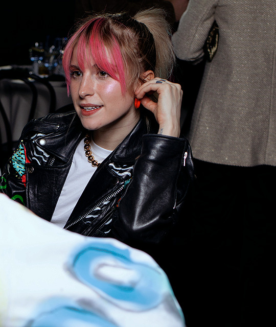 picsofhayley's tweet photo. 📷 hayley williams at the nfa honors in nashville (8/11/18) https://t.co/wrS1sP6AhS