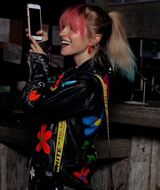 picsofhayley's tweet photo. 📷 hayley williams at the nfa honors in nashville (8/11/18) https://t.co/wrS1sP6AhS