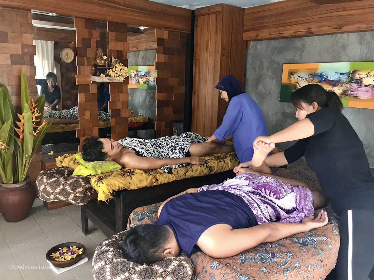 Oke lanjut. Akhirnya kami diajak masuk ke ruangan Spa Tunjung Biru milik Mbak Eka. Ruangannya sangat nyaman, harum aroma terapi, adem.Agast langsung dihandle oleh Bu Endang. Ak duduk sambil menunggu dan mendengar cerita Mbak Eka ttg Ibunya, Bu Endang. Azmi?Dia ikutan dipijat 