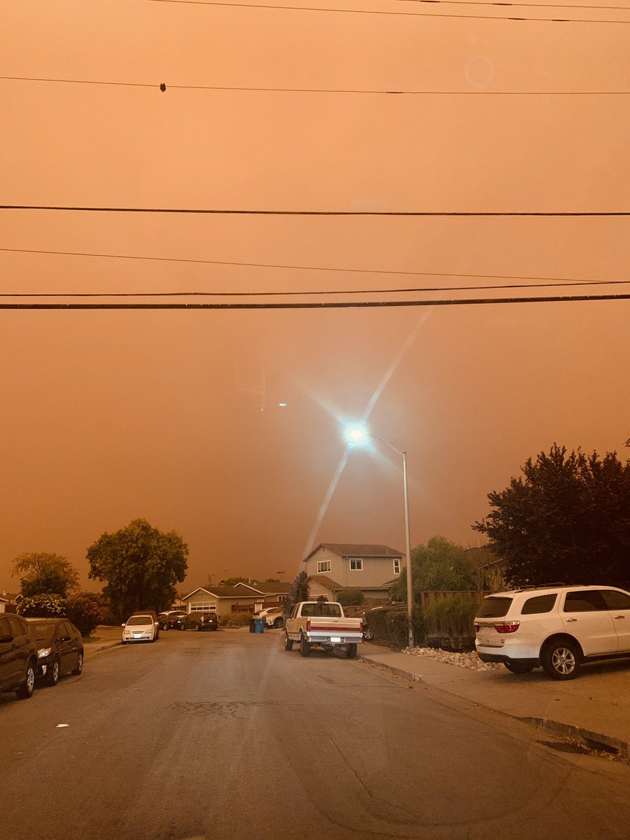 stephhangel's tweet photo. @AngrierWHStaff This was my street at 2:15pm on Wednesday... and believe it or not the air quality is worse today https://t.co/R2JI8RgsV6