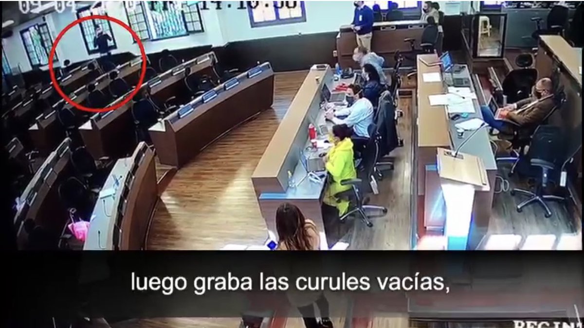 lcvelez's tweet photo. Primero fue la foto del Concejo para dar la impresión de que estaba vacío cuando en realidad era hora de almuerzo y ahora ponen un letrero para mostrar una ausencia del Presidente cuando había anunciado que no iría. ¿Qué está pasando en la alcaldía?, ¿de quién son estas ideas? https://t.co/Is4Z5EBYjH