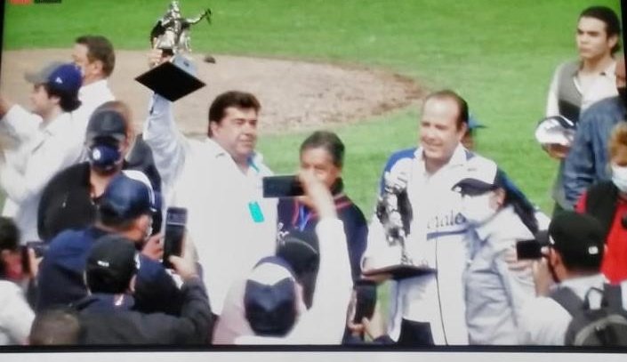 PedrohacesO's tweet photo. 👏🏻🏆¡@GeneralesdDgo CAMPEONES!

Muchas gracias, estimado @higinio_mtz por la hospitalidad en tu gran Texcoco. Y GRACIAS a @SultanesOficial, @Pericos_Oficial y @AlgodonerosUL por participar en este torneo. ¡Excelente fin de semana de sana competencia! 🇲🇽 https://t.co/w1nS17iIbB