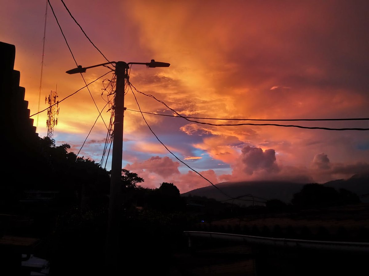 elsalvadorcom's tweet photo. #ElSalvador Dos días antes de la conmemoración del día de la Independencia, el cielo se torna "de púrpura y oro", tal como reza la oración a la bandera salvadoreña. Te invitamos a compartir tus fotografías de este bello atardecer. Fotos: M. Romero, K. Urquilla y B. Ulloa. https://t.co/hrZWCLTXmF