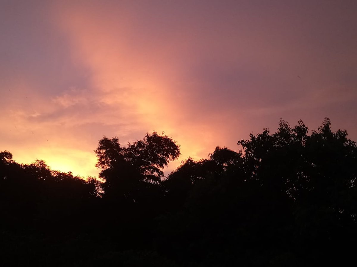 elsalvadorcom's tweet photo. #ElSalvador Dos días antes de la conmemoración del día de la Independencia, el cielo se torna "de púrpura y oro", tal como reza la oración a la bandera salvadoreña. Te invitamos a compartir tus fotografías de este bello atardecer. Fotos: M. Romero, K. Urquilla y B. Ulloa. https://t.co/hrZWCLTXmF