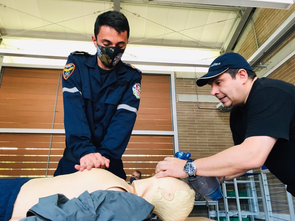 bomberoelretiro's tweet photo. Hoy nuestros bomberos  con el apoyo del equipo de profesionales de #COAMI del @cacom5 participaron en el taller de RCCP.  Cada día nos preparamos la respuesta a emergencias en @elretiroant con un servicio de calidad. Muchas gracias @FuerzaAereaCol. https://t.co/rLPZwCokg3