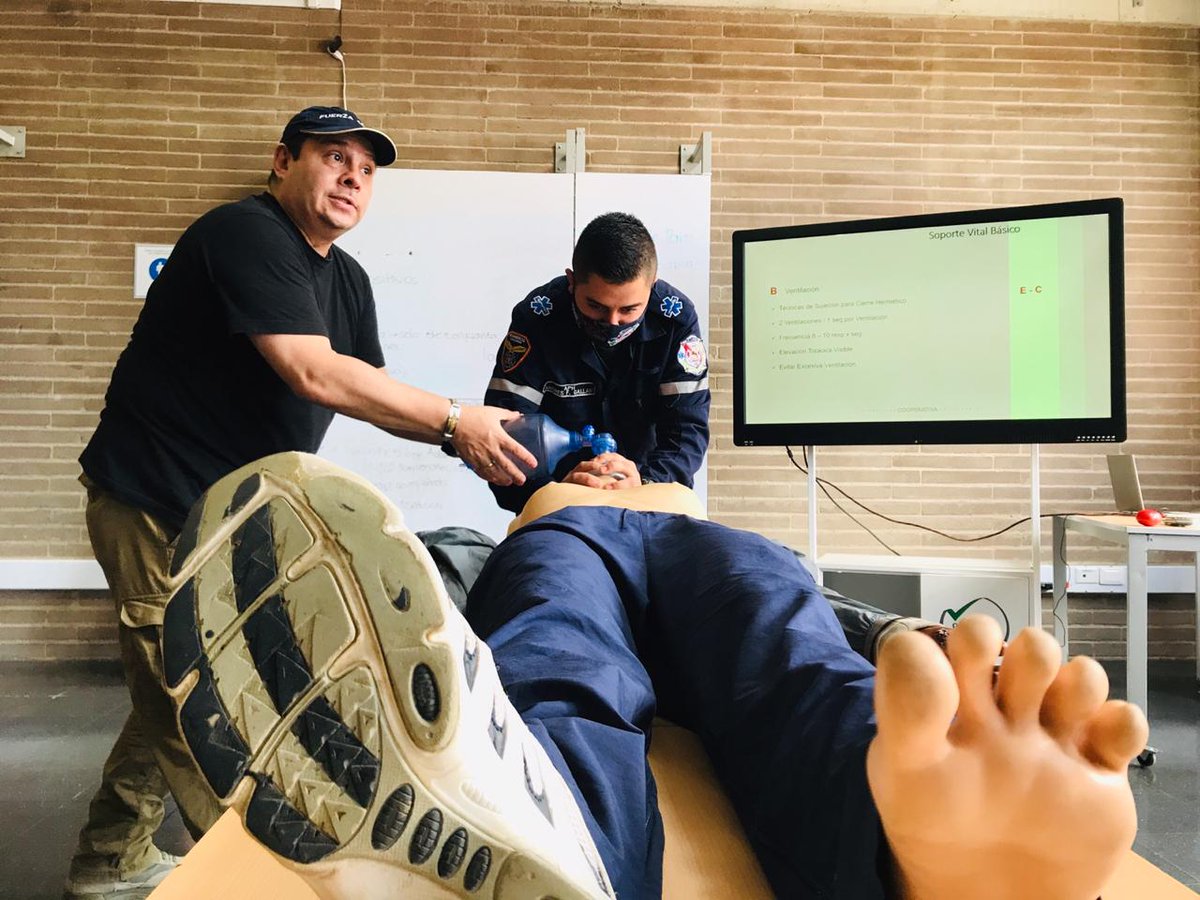 bomberoelretiro's tweet photo. Hoy nuestros bomberos  con el apoyo del equipo de profesionales de #COAMI del @cacom5 participaron en el taller de RCCP.  Cada día nos preparamos la respuesta a emergencias en @elretiroant con un servicio de calidad. Muchas gracias @FuerzaAereaCol. https://t.co/rLPZwCokg3
