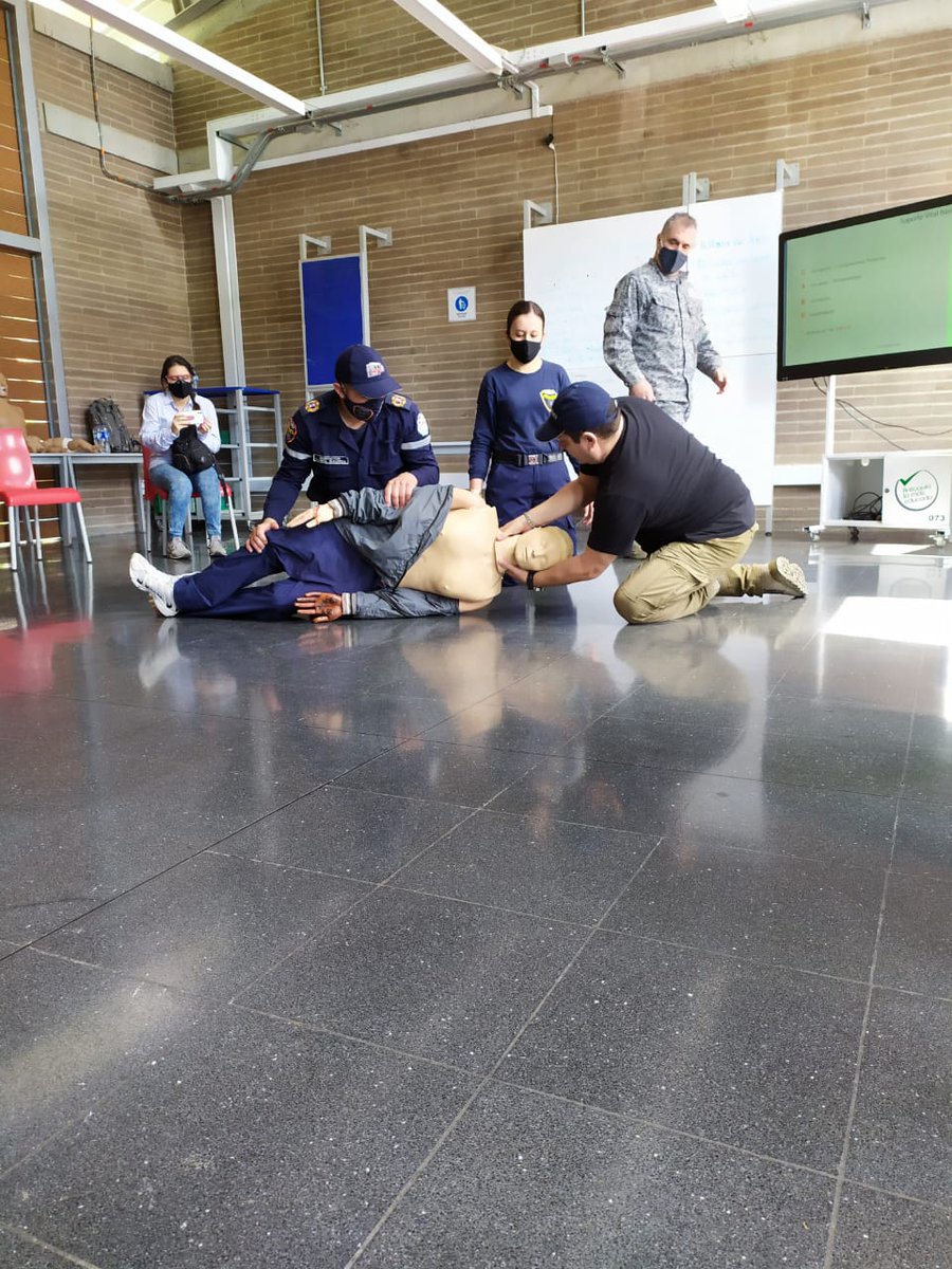 bomberoelretiro's tweet photo. Hoy nuestros bomberos  con el apoyo del equipo de profesionales de #COAMI del @cacom5 participaron en el taller de RCCP.  Cada día nos preparamos la respuesta a emergencias en @elretiroant con un servicio de calidad. Muchas gracias @FuerzaAereaCol. https://t.co/rLPZwCokg3