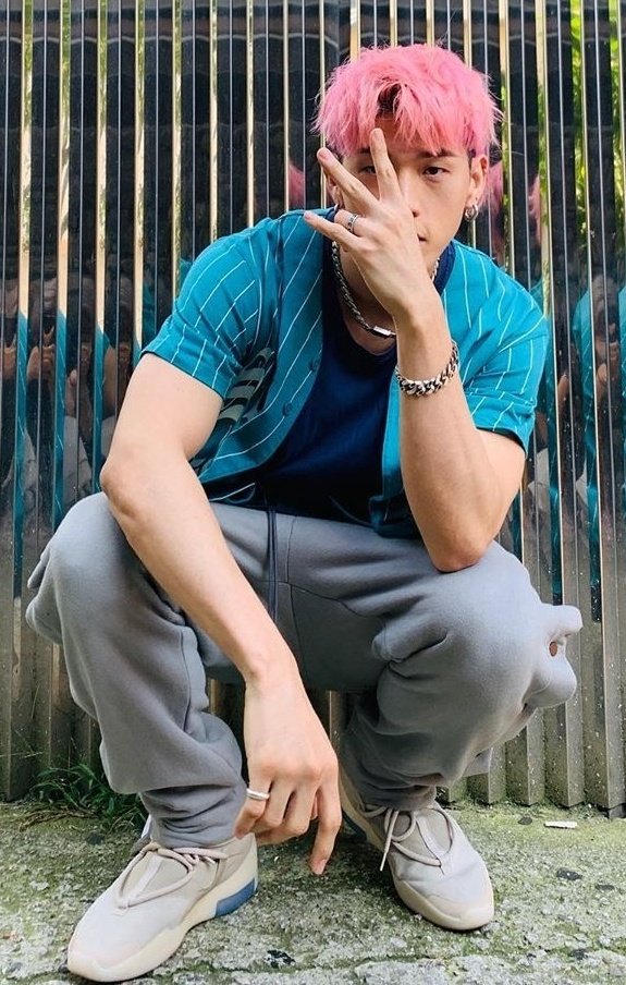 KARDaholic's tweet photo. What everyone sees.           What I see. https://t.co/xeQVlUQlKK