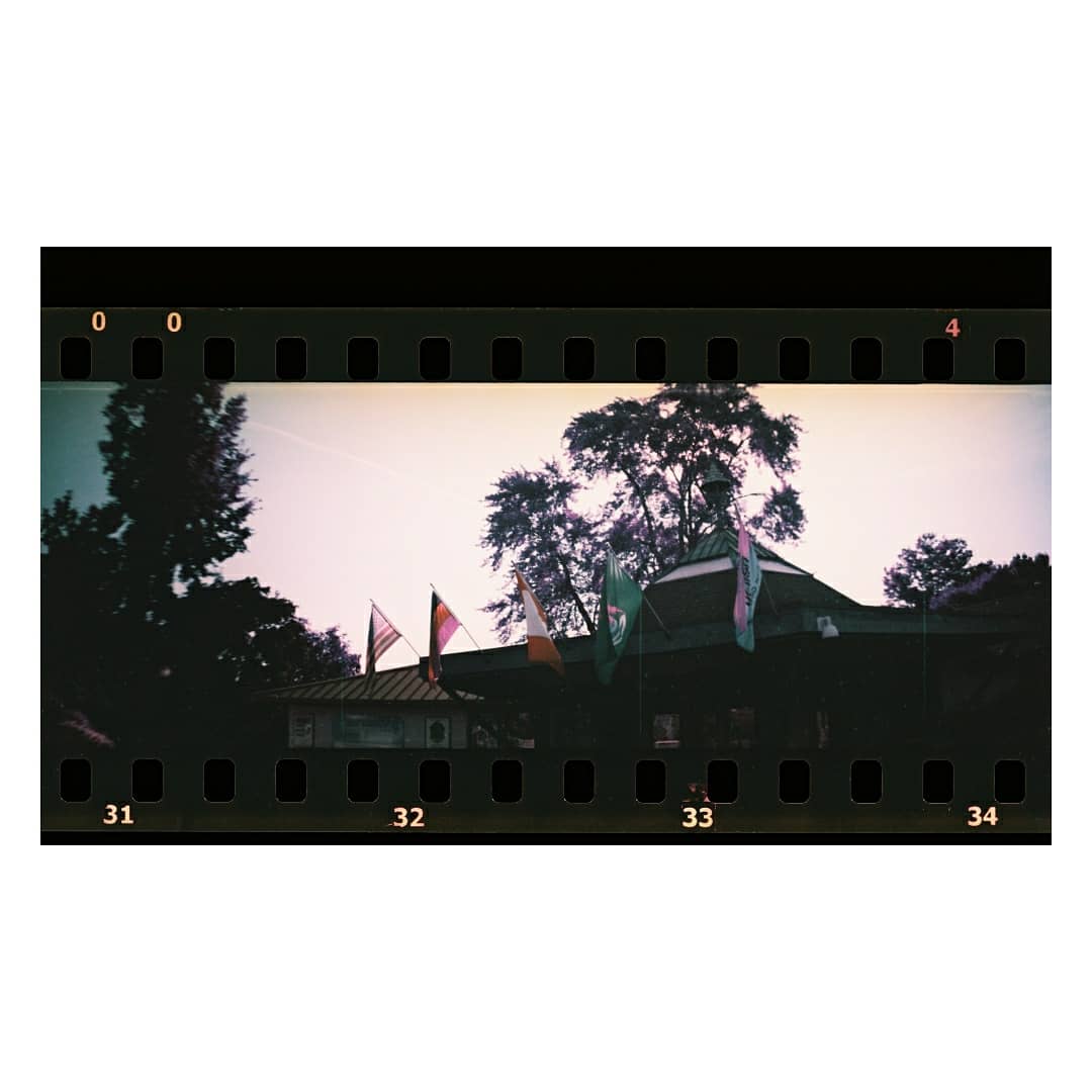 _uvaldo's tweet photo. @lomography @OldSchoolLab 
#lomography #sprocketscan #lomochromepurple https://t.co/ErdmHlYKne
