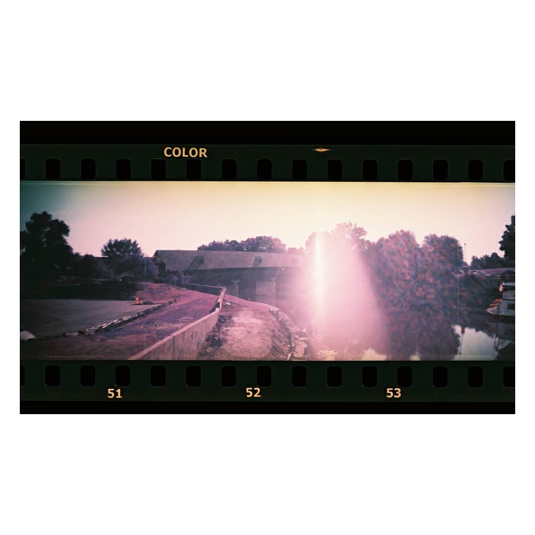 _uvaldo's tweet photo. @lomography @OldSchoolLab 
#lomography #sprocketscan #lomochromepurple https://t.co/ErdmHlYKne