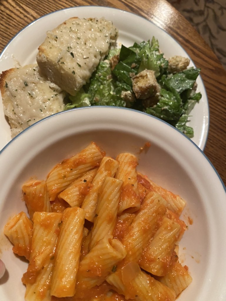 vegtatum's tweet photo. vegan cheesy garlic bread, caesar salad, and pasta with homemade marinara sauce 💕 https://t.co/6cDbFkv8zM