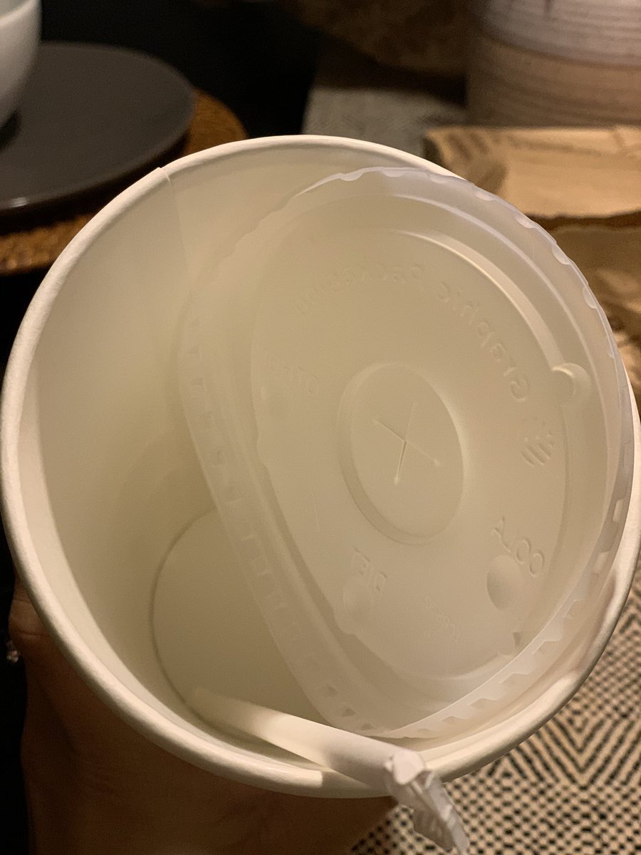MunizKayla's tweet photo. Online @ChipotleTweets order screw up #874: This one takes the cake...order a drink and get an empty cup delivered  😂 https://t.co/4sQx4knPEC
