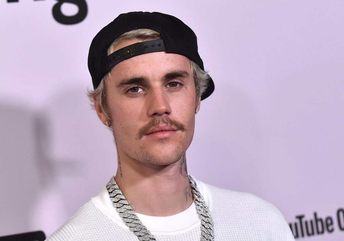 TimTimTeemo's tweet photo. Who is the better celebrity

Like for Justin Bieber             Retweet for Ryan Lighton https://t.co/0Ra3M53KHr