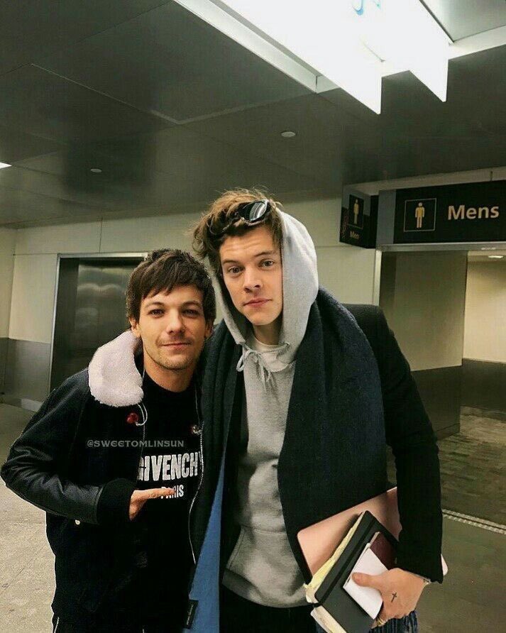 📲 | Harry and Louis spotted at LAX today! 

©️justarumorbutkeepclowning