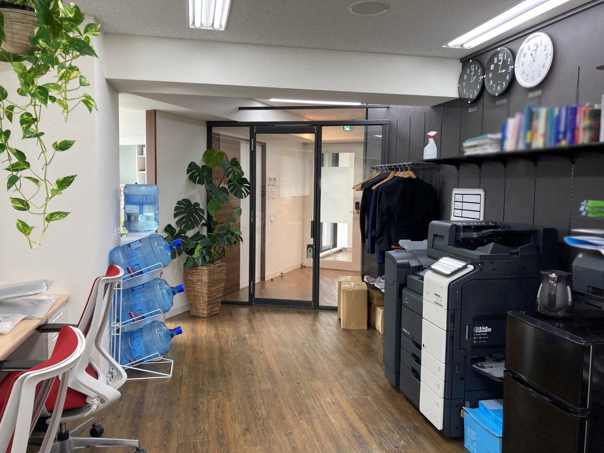 ট ইট র Az Plus 個室有 六本木ヒルズ前 美装 居抜きオフィス 六本木駅3分 六本木通り沿いにある貸事務所 六本木ヒルズの向かいになり 場所がわかりやすい立地です 現状 応接向けの個室が1つ 4名向け 収納も兼ねた仕切り 倉庫があります