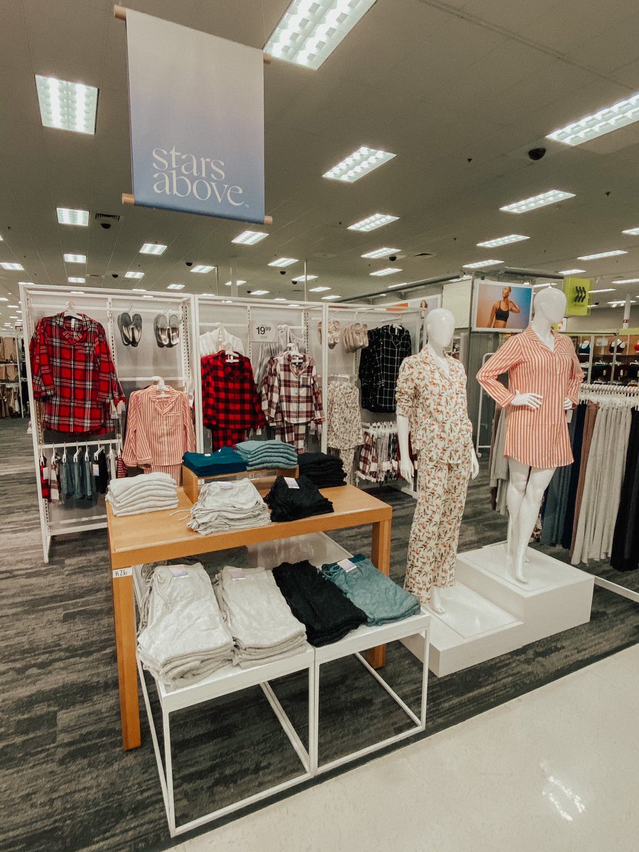BryanJGTarget's tweet image. #SundayWins included partnering with TL Ashley to revamp #FanCentral! I’d rather be wearing #BlackandGold but at least it looks pretty😉

&amp;amp;

🎄C H R I S T M A S🎄 is around the corner so it’s time to start setting those #HOLIDAY walls🎅🏽Lets hope to see even HIGHER positive comps!