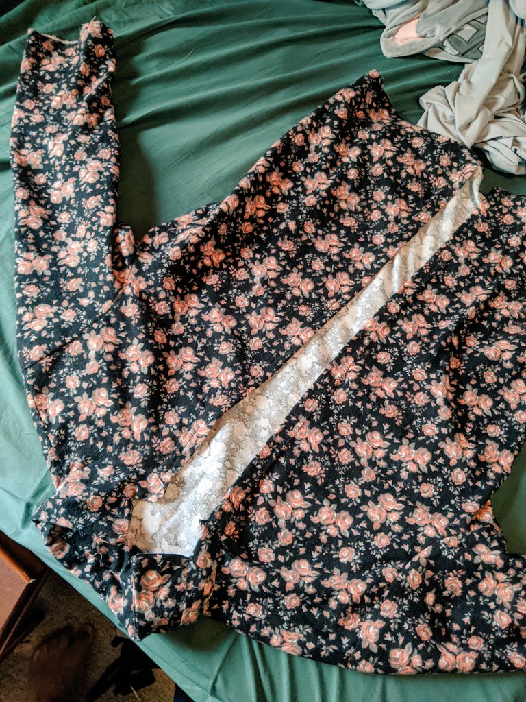 I have been learning how to sew for the past week, I made this shirt 😁🧵