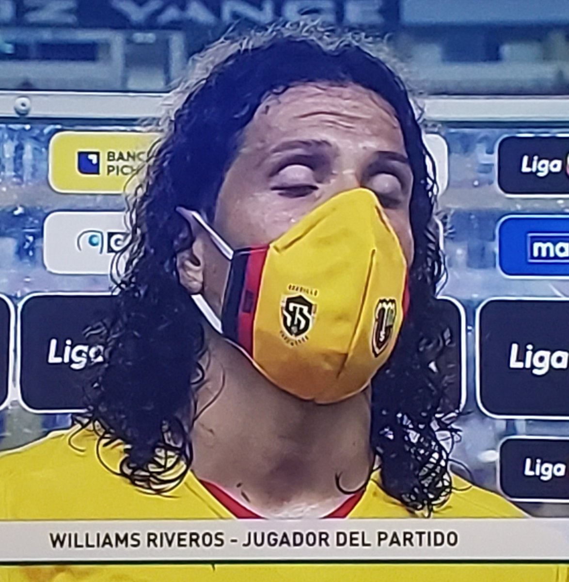 HinchaTorero's tweet photo. Después de correr 90 minutos que te pongan una mascarilla tiene que ser terrible, mejor una pantalla acrílica al frente o mayor distancia. https://t.co/8qRUQDzoiY