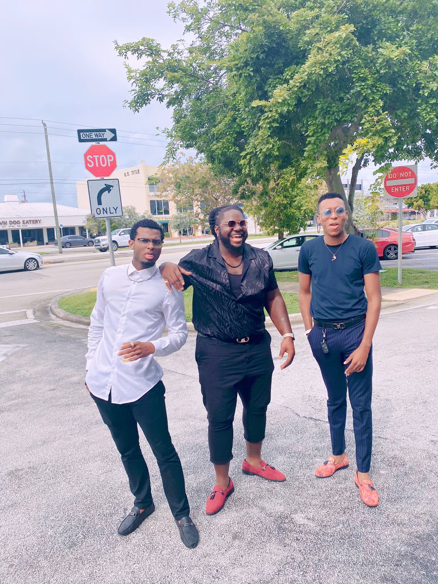 __wadley__'s tweet photo. Nou fè lwanj pou Bondye nan maten, epi pote Kev nan aswè.
(Yes, thatβs the famous mirror PastΓ¨ be posting)
@AM6ITIOUS @5AINVIL @depozekompa @SLveki
#TwitterLinkUp https://t.co/2hPatX7RQy