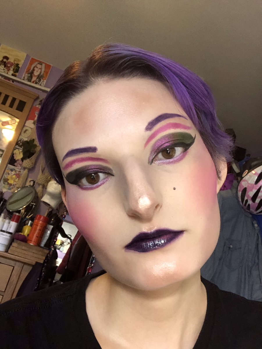fullfringal's tweet photo. They’re so shiny
I didn’t know that these multichrome things actually work 
I like purple 
✨💜✨💜✨💜✨
#makeup #makeupoftheday #muotd #goth #gothgoth #nonbinarygoth #agender #makeupfirstnegativitylast #creativemakeup #artmakeup #artisticmakeup #LGBTQIAclub https://t.co/uZYxVVOA8s