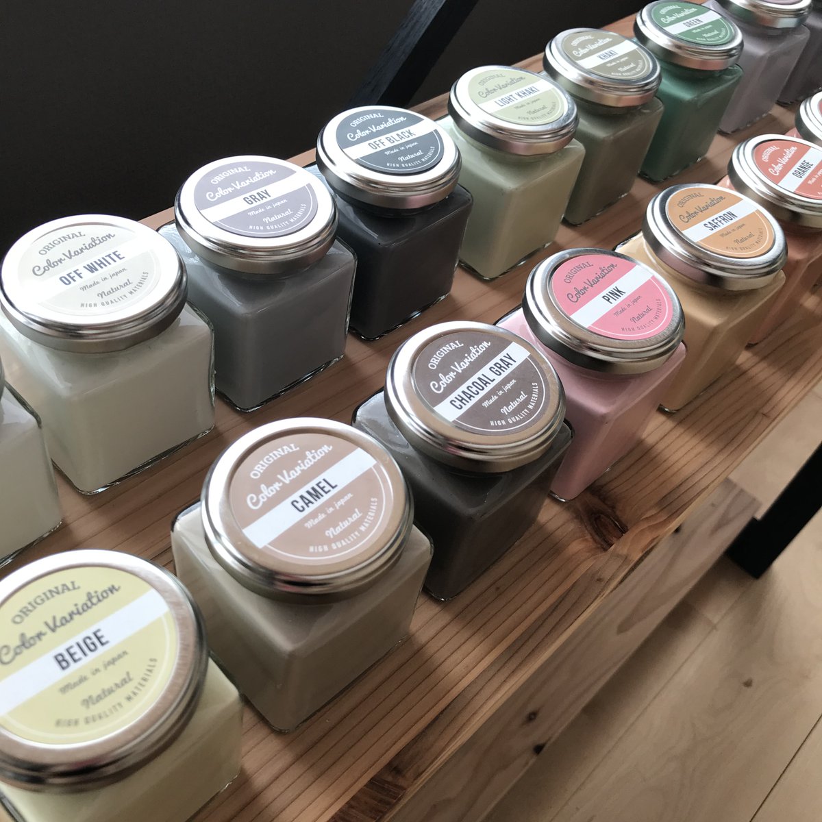 YOKOHAMAhomebld's tweet image. 漆喰珪藻土の「FINISH ONE」は全20色。
事務所の扉を開けると一番に目に入る壁は
CHACOAL GRAYで塗っています。
落ち着いた色なのでリビングなどにオススメですよ！

#yhbstudio #finishone #フィニッシュワン #漆喰珪藻土 #珪藻土 #塗り壁材 #塗り体験 #リノベーション 
#リフォーム #センター南