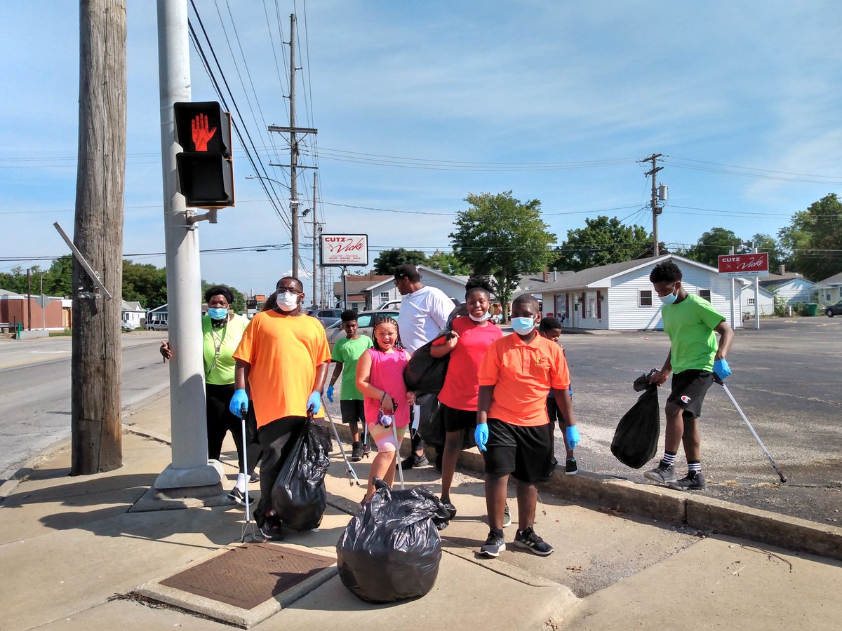 s_cleanup's tweet photo. Thanks to the volunteers. We had a good time cleaning up our city. Decatur, IL https://t.co/Aw62TFD1le