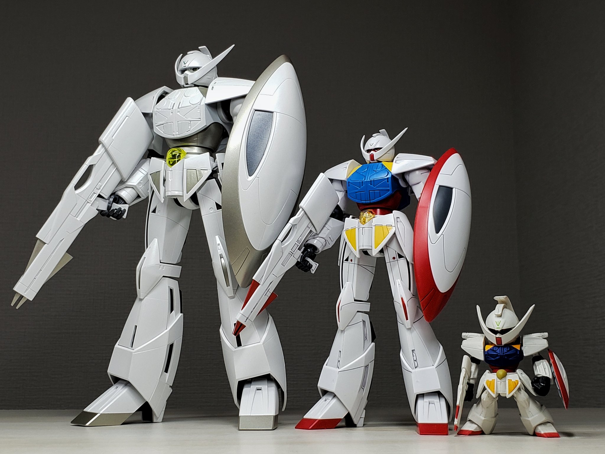 アレク 28 お髭の機械人形ことマスターグレードターンエーガンダムをスプレーでほぼ全塗装しました ガンダムとしての記号になっていたトリコロールカラーをパールホワイトで塗り潰したらグッとsfみが増して 胸から肩にかけてのラインの繋がりなど