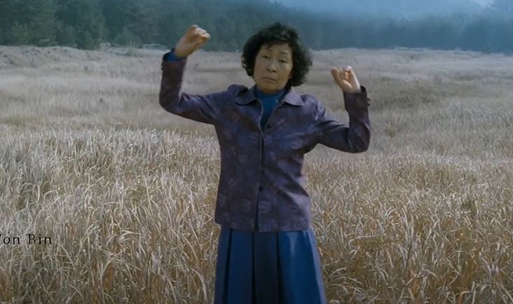 Lacinegaleria's tweet photo. Hoy es el cumpleaños del reconocido director surcoreano Bong Joon-ho, autor de cintas como #Parásitos, #Okja o #TheHost. Para celebrarlo, os dejamos imágenes de algunas de sus creaciones 😍 https://t.co/5szPZGV3jp