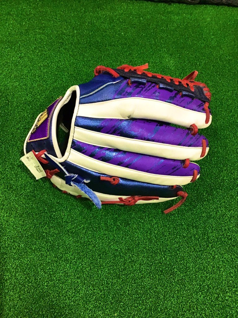 BB36786350's tweet photo. カラフルでカッコいいグローブ入手しました。📢📢
軟式　オールラウンド　左投げ用😆😁
値段も非常に安く税込なんと8,980円🤩🤩

草野球のお父さん、周りとちょっと違うグローブで目立とう

#BBパートナー 
#中古品 https://t.co/yCEXo6zjDv