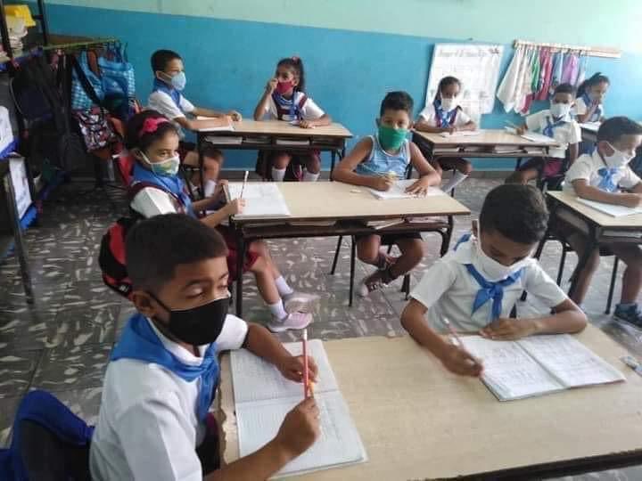 marcobreso's tweet photo. Soluzione trovata in una scuola cubana VS soluzione trovata in una scuola italiana dopo rinnovo totale dei banchi in seguito a maxi-appalto milionario e mesi di polemiche e/o paranoie estive

Trova le differenze https://t.co/MUN3ogEDmQ
