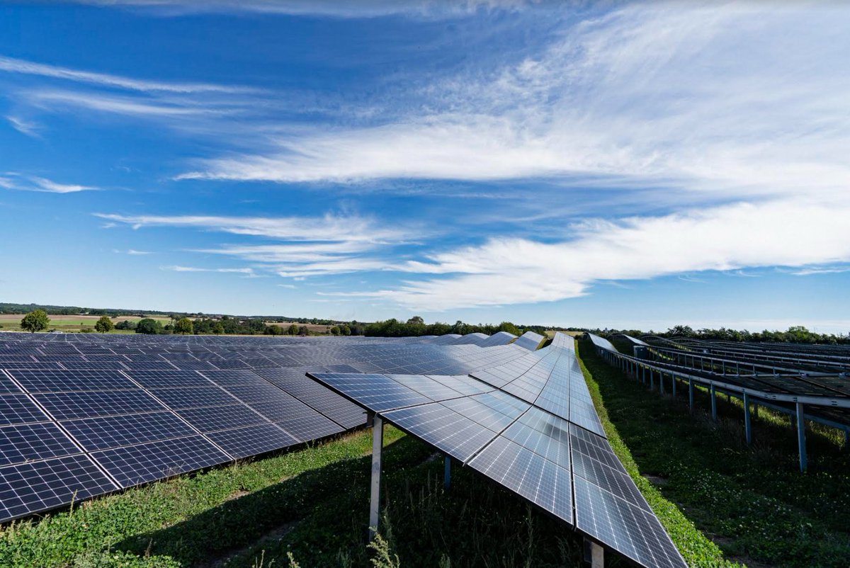 JesperVangkilde's tweet photo. Klimahandling ude i virkeligheden: I dag - på en solskinsdag - åbner tre af @Googles fem solcelleparker i DK. Her den ved Næstved. Opført af @BetterEnergy helt uden statsstøtte. Fantastisk at Danmark er nået så langt i den grønne omstilling, at det lader sig gøre! #dkgreen (1/2) https://t.co/wiVUXAYuAG