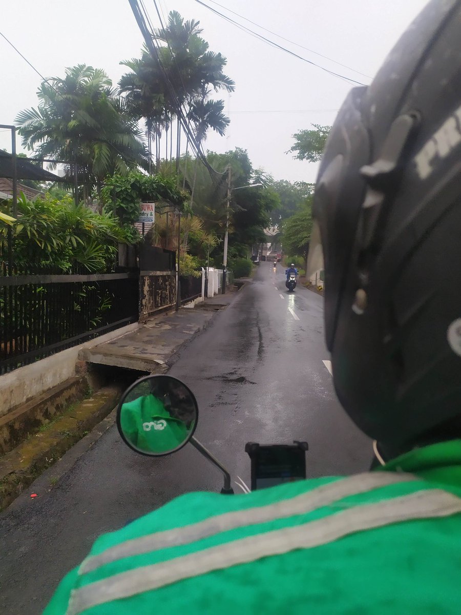Gw lupa berapa kali abang ini ngucap sukur dapet penumpang, kata dia udah PSBB + Hujan, rasanya pengen putus asa bang.