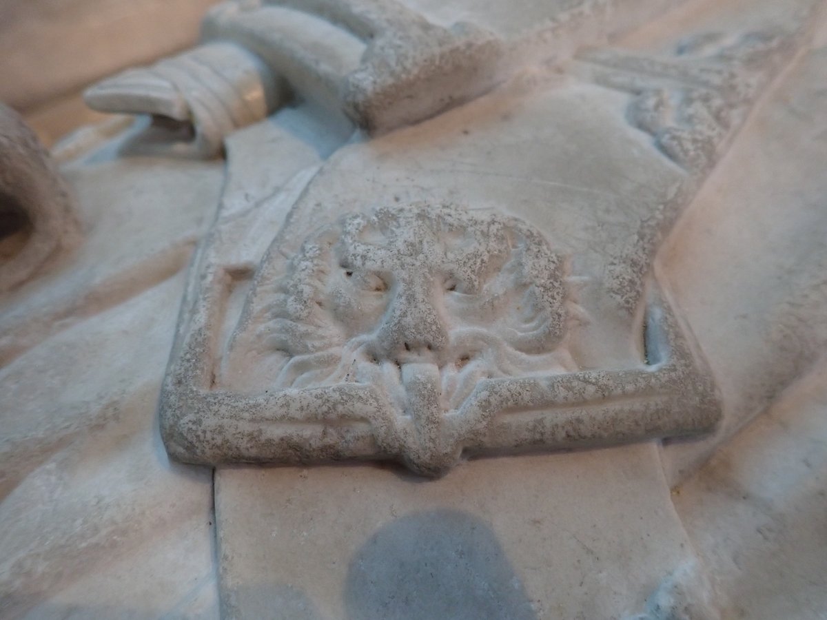 cotentinologue1's tweet photo. I'm looking for late medieval knight's belt buckles for a reenactor friend of mine. My favorite is this one, but it's too early (C13-14) for him. Please post your favorite C15 knight's belt buckle. https://t.co/MLuunZcxtP