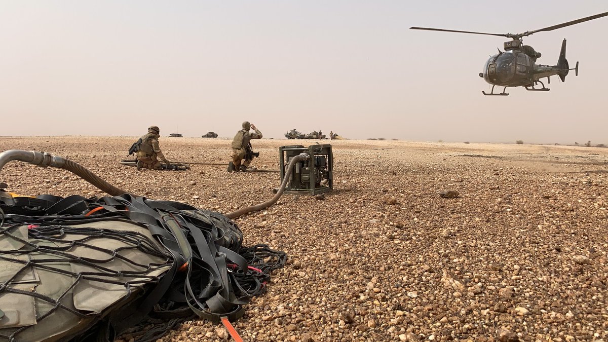 energie_ops's tweet photo. Besoin de carburant ❓ 🧐🤭⛽
Première mission de la semaine pour nos militaires.
Atterissage et #avitaillement d'un #hélicoptère Gazelle des forces spéciales de @armeedeterre🚁🎖 Opération Barkhane ©SEA #Mondaymotivation #semaine #armee #essencesarmee #opex #operation #barkhane https://t.co/pp4e3G8adv