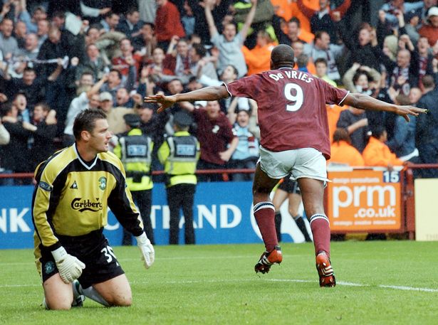 74frankfurt's tweet photo. Mark de Vries of Hearts. (Apps 90, Goals 33). Scored four goals on his home debut v Hibs. (Pic: Daily Record) https://t.co/gwAHGWE1JN