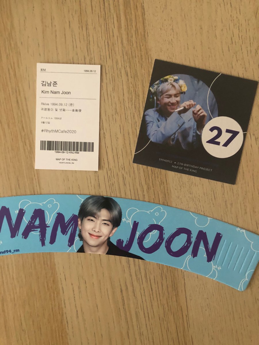 shinedreamsmi18's tweet photo. @heartland94_rm @KsoulShop @heartlandrm_INA
Thank you so much masternim for arranging and hosting the event for our leader, Namjoon💜💜
picture of the sleeve ft RJ in Army Bomb costume ><
#MAP_OF_THE_KING
#RhythMCafe2020
#BTSARMY
#BTS
#RM
#HAPPYRMDAY https://t.co/Rb0iqP4dLN