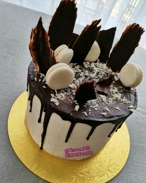 TamuJHB's tweet photo. Belated birthday cake. Tiramisu flavours.
#ButtercreamCakes #Macaroons #Chocolate #Tiramisu #Shavings #DripCake

#BirthdayCakes #Celebrations #Occasions https://t.co/HzcQ1ANmEM
