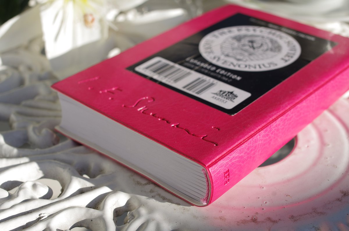 fourcolourprint's tweet photo. Did you have a good weekend? I'm no psychic, but I hope you had a relaxing one! I managed to get some reading done, and enjoyed this delight-fully snarky, unique little volume from our friends at @AkashicBooks. 😎

#books #publishing #ianfsvenonius https://t.co/M2AOxFZGh1 https://t.co/AtIrnX4tQP