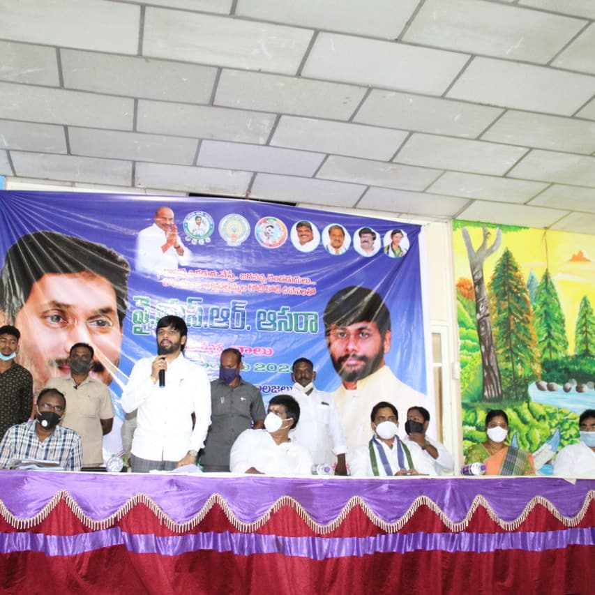 ADEEPRAJ1119's tweet photo. పెందుర్తి నియోజకవర్గం లోని సుజాత నగర్ లో "వై. ఎస్. ఆ ర్. ఆసరా " కార్యక్రమంలో పాల్గొన్న ఎమ్మెల్యే అదీప్ రాజ్ గారు. #Andhrapradesh #YSJagan #YSRCPForbetterAP #YSRCP #adeepraj #teamadeepraj #pendurthiadeepraj #peoplefirst https://t.co/AU9Y1GGOQi
