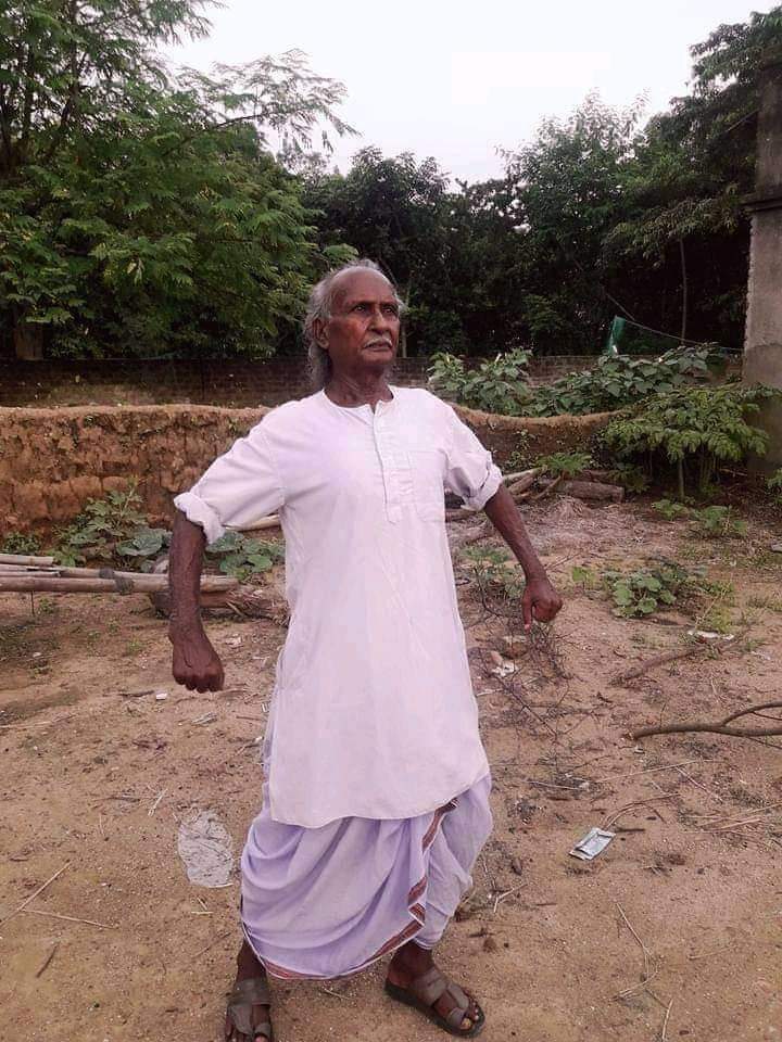 mahato_amaresh's tweet photo. ১২ই সেপ্টেম্বর প্রয়াত হলেন পুরুলিয়ার কিংবদন্তী ছৌ নৃত্য শিল্পী ধুঁধা মাহাত। দীর্ঘ সাত দশক ছৌ নাচকে তুলে ধরেছেন নানা প্রান্তে। জীবদ্দশায় প্রাপ্তি, মাসিক হাজার টাকার শিল্পী ভাতা। মরণোত্তর পদ্মশ্রী সম্মানের দাবী জানাই @SuPriyoBabul @tathagata2 @JyotirmayBJP https://t.co/OWRRQ6uDRe