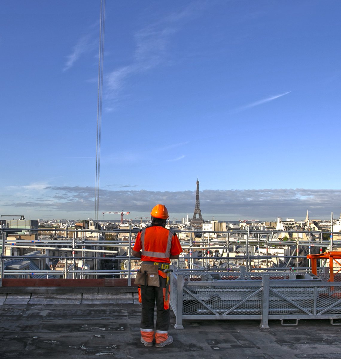 CandiceBroche's tweet photo. Quel meilleur #MondayMotivation pour les #innovativebuilders de @Bouygues_BatIDF #RénovationPrivée que de travailler devant la Tour Eiffel ? https://t.co/eZW3cMeDju
