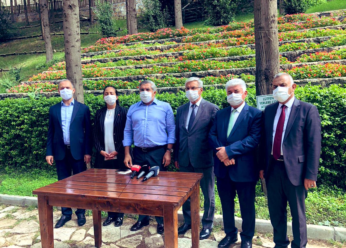 HuseyinYayman's tweet photo. CHP Zihniyetinin orman yangını üzerinden siyaset yapma anlayışına karşı basın açıklaması yaptık

1)Yanan bölge ağaçlandırılacak
2)Maden ocağı iddiası kuyruklu yalan

Bizim de CHP’ye küçük bir sorumuz var
Yangın söndükten sonra gelen Hatay BŞB Başkanı yangın sürerken neredeydi? https://t.co/2CpOGKkSB2